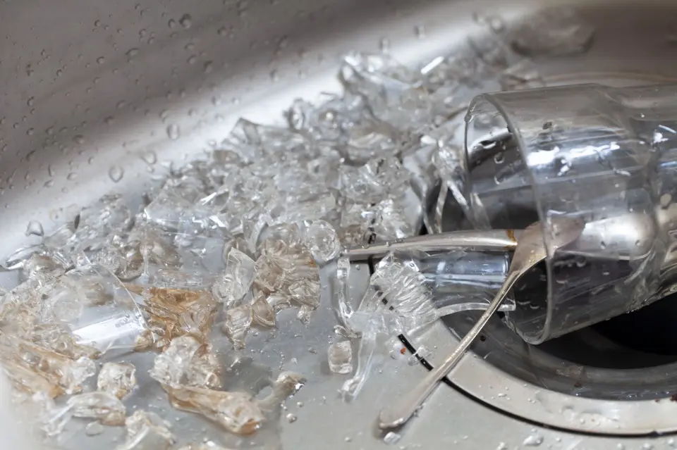 Hvordan fjerne knust glass fra søppeltømmingen