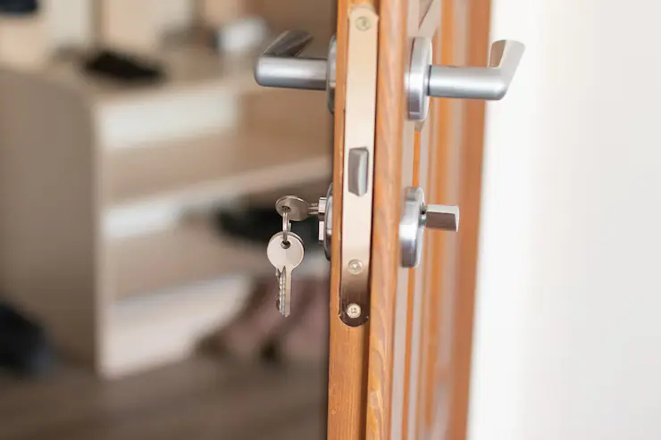 åpne døren med nøkler nøkkel nøkkelhullssperre
