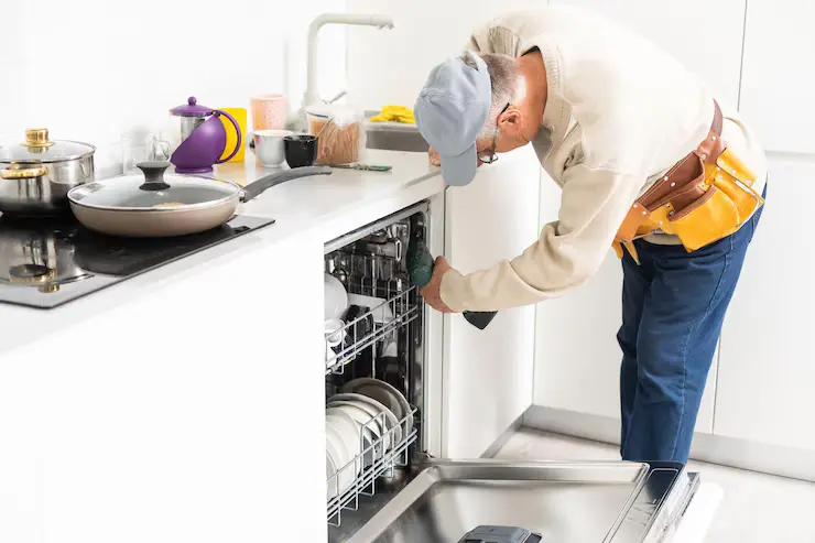 tekniker rørlegger reparere oppvaskmaskin